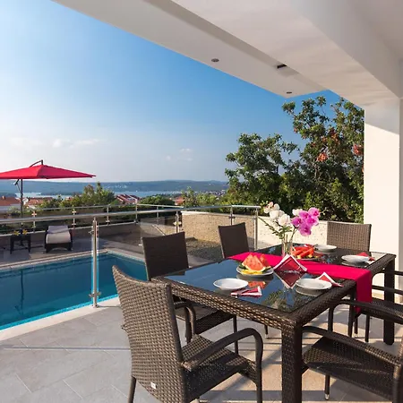 Delfin Indoor Pool & Sauna Villa *